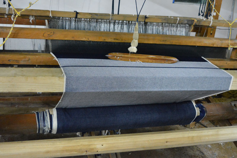 Traditional Wooden Frame Handloom with Shuttle for Weaving Selvedge Denim Fabric